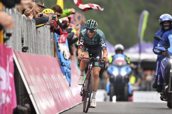 Jai Hindley took the pink leader’s jersey on the penultimate stage of the Giro with an attack on the summit finish. 