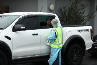 People line up in their cars to be tested at the COVID-19 pop up civic testing clinic at the Crossroads Hotel in Casula, Sydney on Saturday.