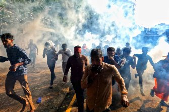 19 Mayıs'ta Devlet Başkanı Gotabaya Rajapaksa'nın Kolombo'daki resmi konutu yakınlarındaki protestolar sırasında öğrenciler tazyikli su ve göz yaşartıcı gazdan kaçtı.