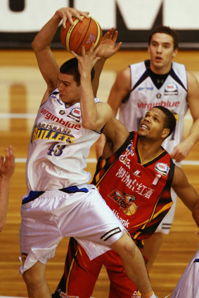 Chris Goulding pulls down a rebound for Brisbane Bullets in the 2008 NBL season.