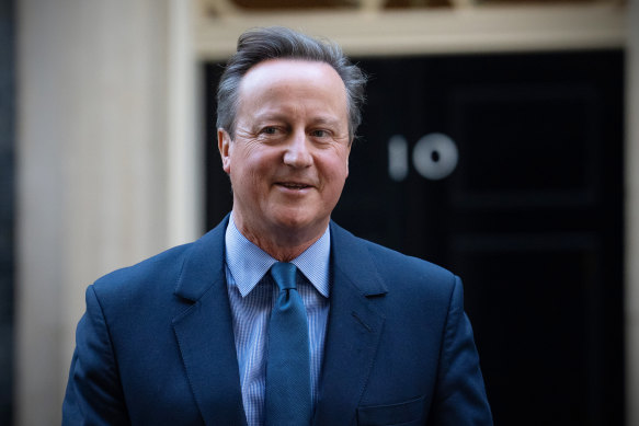 Бывший премьер-министр Великобритании Дэвид Кэмерон покидает Даунинг-стрит, 10 после того, как был назначен министром иностранных дел в результате перестановок в кабинете министров.