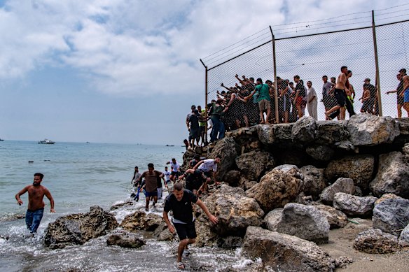 المهاجرون يعبرون من المغرب إلى الجيب الإسباني في سبتة.