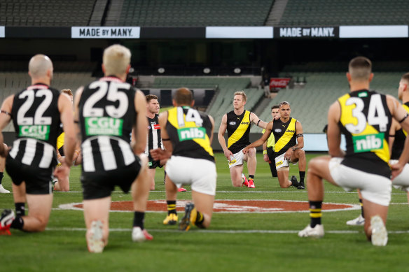 Players take a knee to support the Black Lives Matter movement at the MCG.