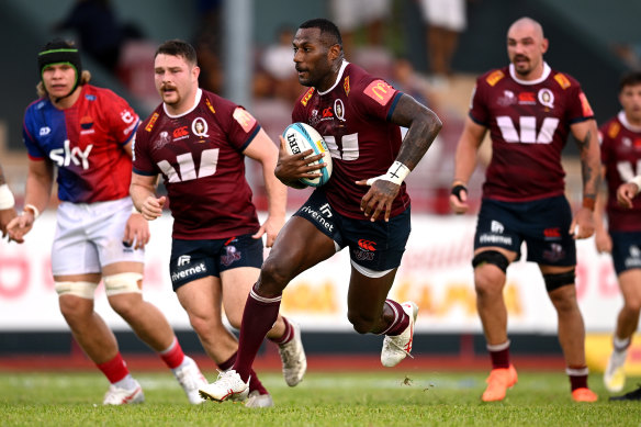 Suliasi Vunivalu on the charge.