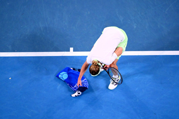 Alexander Zverev cleans bird poo off the court.