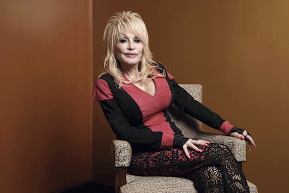 Di negara asalnya Selatan, negara -negara sabuk Alkitab dari Konfederasi lama, Dolly Parton tetap populer meskipun memperjuangkan hak -hak wanita dan aneh.