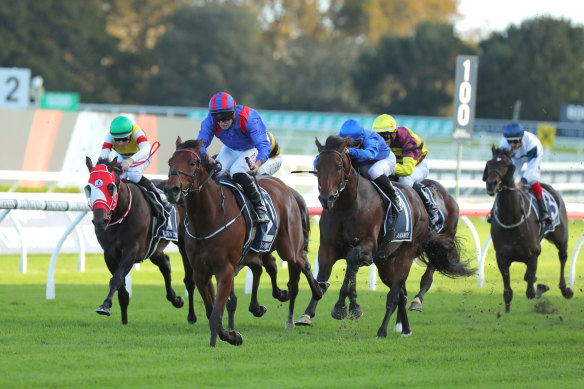Dubai Honour beats Anamoe (blue silks) home in the Queen Elizabeth Stakes on day two of The Championships.