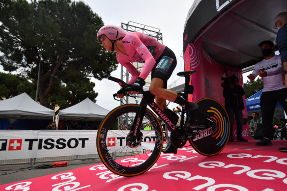 Jai Hindley at the start of the final stage in Verona.