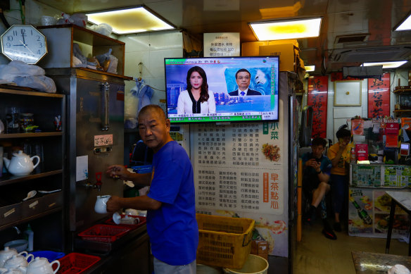 A news report of the death of former Chinese premier Li Keqiang is broadcast at a dim-sum restaurant in Hong Kong on Friday.