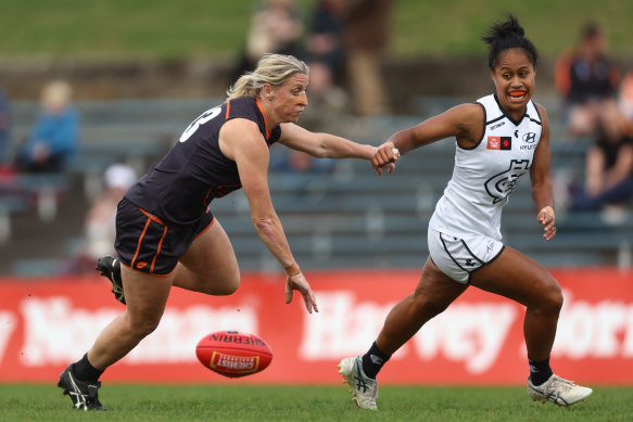 Cora Staunton of the Giants and Carlton’s Vaomua Laloifi compete for possession.