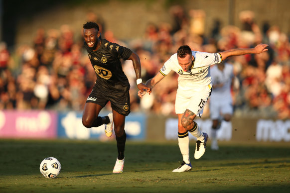 Bernie Ibini tussles with Aleksandar Susnjar.