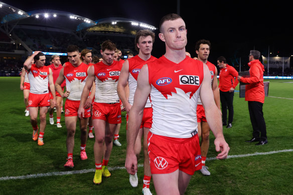 Chad Warner and his Swans teammates trudge off the Adelaide Oval on Saturday night.