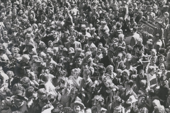A large crowd, including many children wearing cowboy hats, wait to see Cassidy on Lonsdale Street the next day. 