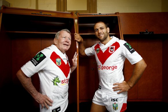 The late great Billy Smith (left) with former Dragons winger Jason Nightingale at the SCG in 2016. 