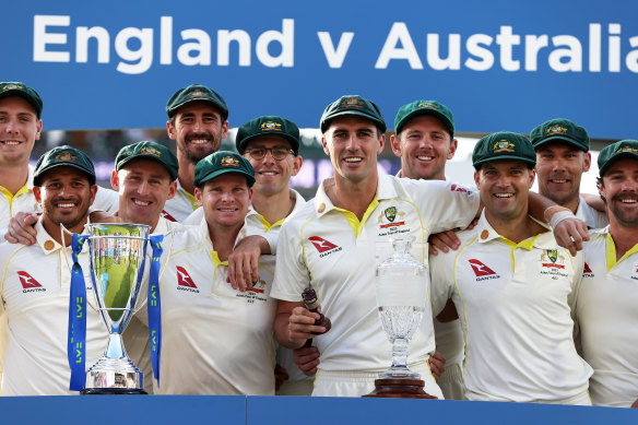 Australia’s men’s team with the Ashes trophy in 2023.