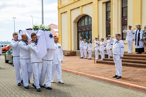 Os carregadores da Marinha Real Australiana carregam o caixão antes do funeral cerimonial naval do Contra-Almirante (Retd) Rothesay Swan,