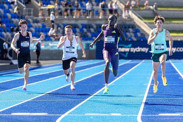 Gout Gout beats his competitors to claim the men’s 200m national title. 