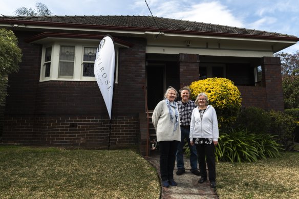 Siblings Warwick, Jenny and Sue in front of their childhoome home.
