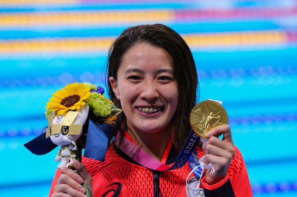 Yui Ohashi of Japan with her gold medal in the women’s 200m individual medley.