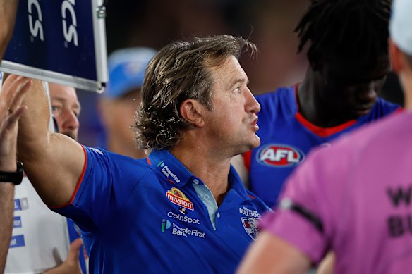 Luke Beveridge addresses his men at Marvel Stadium.