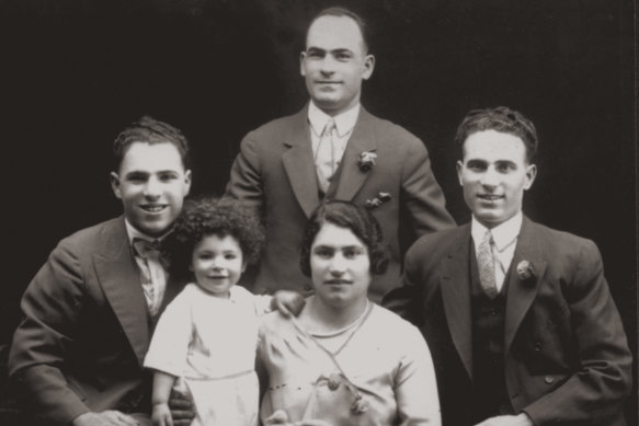 The Simos brothers with their sister and baby nephew in 1928. L to R - Peter, baby Con, Jack (Zacharias), Rene (Irene), and George. Peter and George assisted Jack with the onsite production of hand made bread, cakes, pastries, chocolate and other confectionary. 
