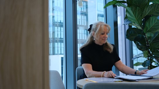 La comisionada de Derechos Humanos de Queensland, Debbie Platz APM, en su oficina de Brisbane durante su primer mes en el cargo.