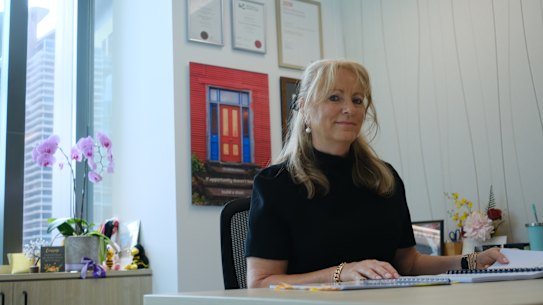 La comisionada de Derechos Humanos de Queensland, Debbie Platz APM, estuvo en su oficina en Brisbane a principios de esta semana, casi un mes después de su mandato, y solo el segundo que ocupa.