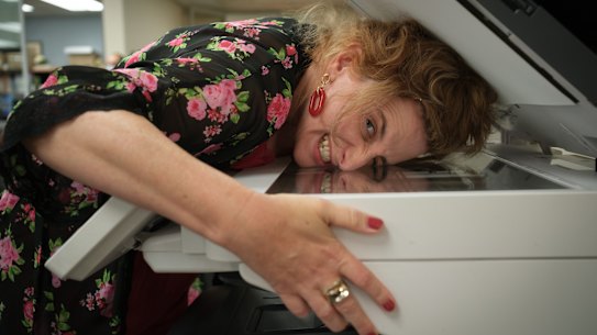 Hannah Howard (Felicity Ward) photocopying her face in The Office.