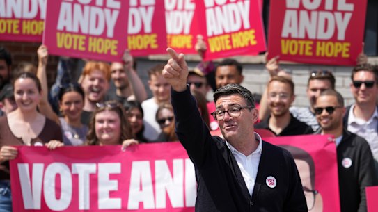 Andy Burnham, il cosiddetto “re del nord”, è ampiamente visto come la risposta alle preghiere del partito laburista britannico in un momento in cui viene schiacciato nei sondaggi. 