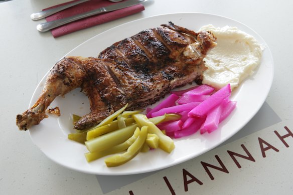 El Jannah의 숯불 치킨.