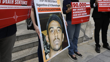 Nagaenthran'ı destekleyen aktivistler, geçen Kasım ayında Kuala Lumpur'daki Singapur büyükelçiliği önünde protesto gösterisi düzenledi.