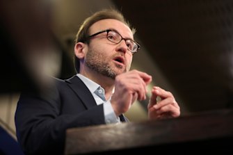 Adam Bandt says Labor is “very unlikely” to win a majority government in its own right but could “turf the Liberals out” if it agreed to address climate change and economic inequality.