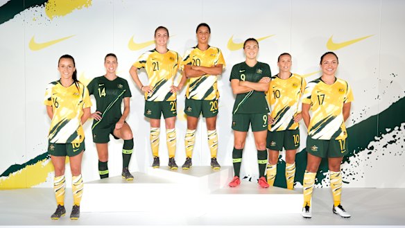 Australian players (L to R) Hayley Raso, Alanna Kennedy, Ellie Carpenter, Sam Kerr, Caitlin Foord, Emily van Egmond and Kyah Simon.