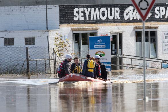 A Victoria Police boat transports people from the centre of Seymour after flooding. 