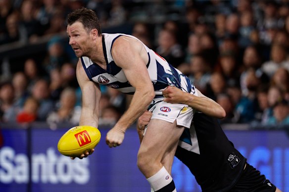 Patty Dangerfield concordou com Geelong para jogar até 2027.