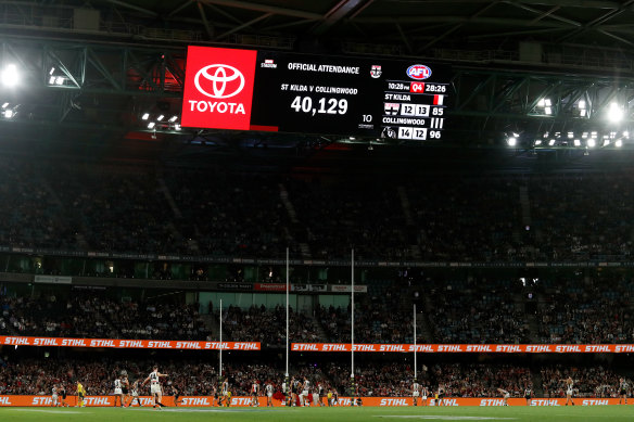 The official attendance for the Saints-Pies clash was 40,129.