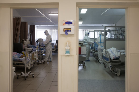 Doctors treat patients in a COVID ward in Israel on August 26.