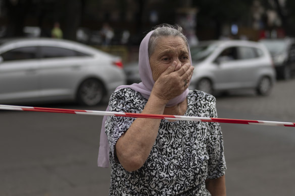 Odesa'daki hasarlı kilisenin önünde duran bir kadın tepki gösteriyor.
