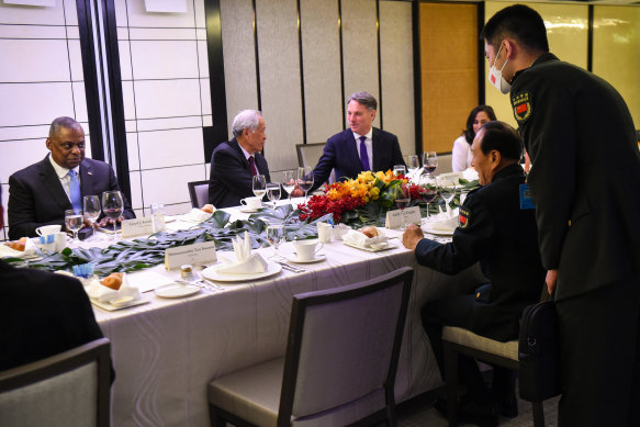 Soldan sağa ABD Savunma Bakanı Lloyd Austin, Singapur Savunma Bakanı Ng Eng Hen ve mevkidaşları, geçen yılki Shangri-La Dialogue'da Avustralya'dan Richard Marles ve Çinli Wei Fenghe.