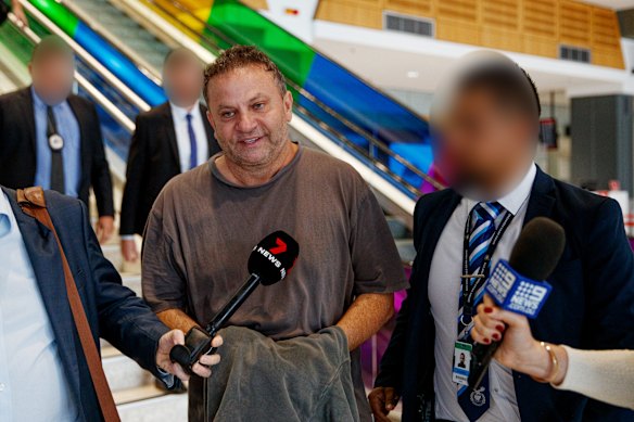 Eddie Hayson chega ao aeroporto de Sydney depois de ser extraditado da Gold Coast por acusações de drogas em 2024.