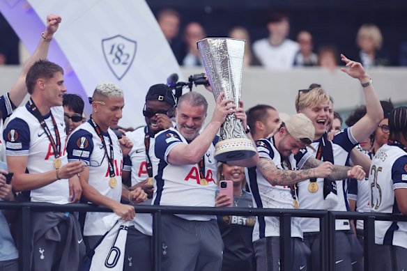 Ange Postecoglou lifts the trophy during the Tottenham Hotspur UEFA Europa League trophy parade.
