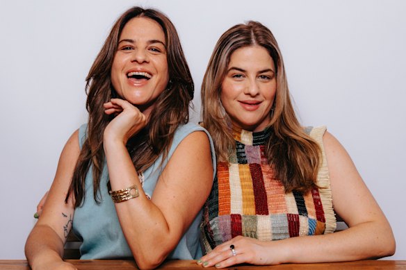 Gêmeas idênticas Vikki (à direita) e Helena Moursellas.