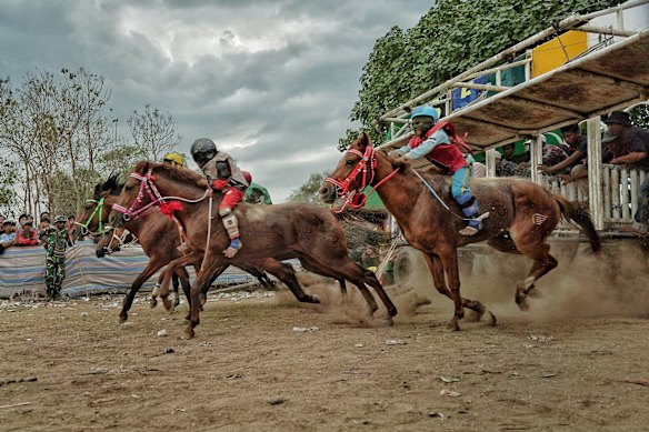 Gerbang pembatas terbuka lebar untuk grand final pertama Piala Wali Kota Bima. 