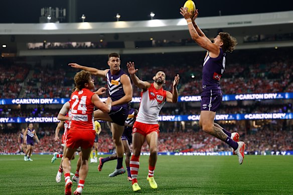 Luke Jackson of the Dockers marks the ball over Brodie Grundy.