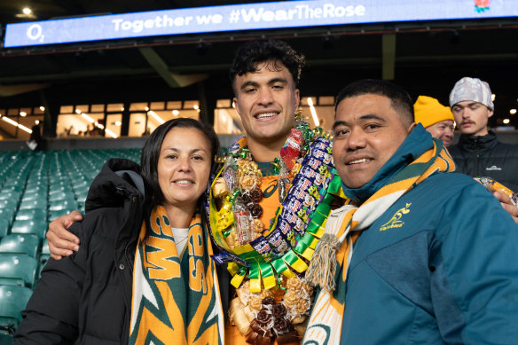 Joseph-Aukuso Suaalii with his parents Salina and Chris after winning his first Test cap at Twickenham.