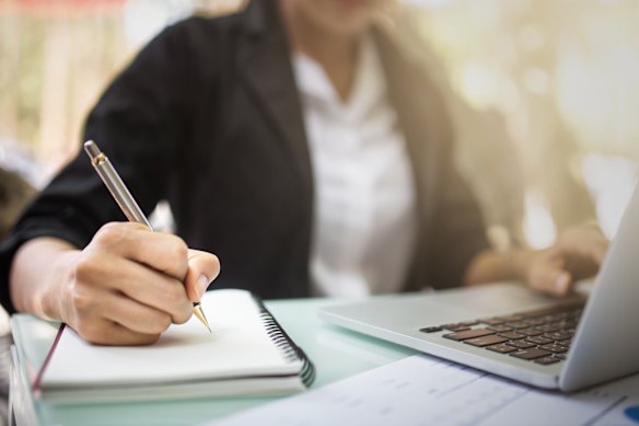 Os professores das escolas públicas muitas vezes não possuem seus próprios computadores. 