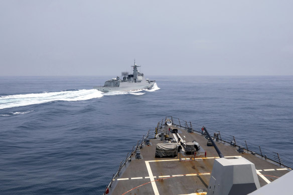 Bir ABD Donanması gemisi, 3 Haziran'da Tayvan Boğazı'nda manevra yapan bir Çin donanmasına ait gemiyi gözlemliyor.