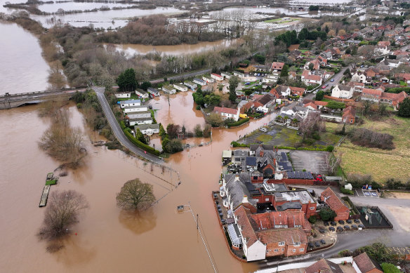 A major incident was declared in Nottinghamshire in England’s midlands. The water crept into Newark-on-Trent.