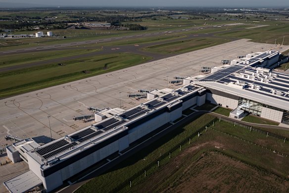 O terminal do aeroporto está voltado para as Montanhas Azuis.