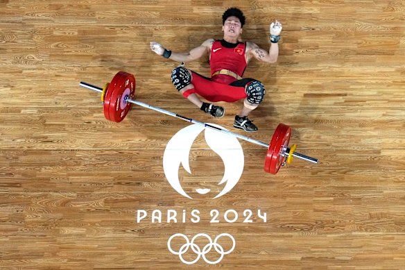  Van Vinh Trinh of  Vietnam reacts after failing to perform a snatch during the weightlifting men’s 61kg. 